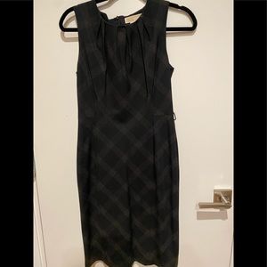 Sleeveless pleated neck and waist plaid dress